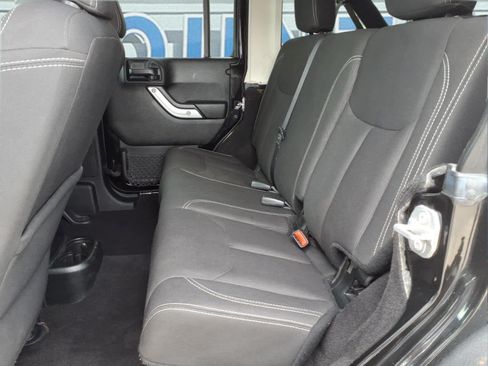 Used 2017 Jeep Wrangler Unlimited Rubicon w/ Connectivity Group AWD/4WD image 11