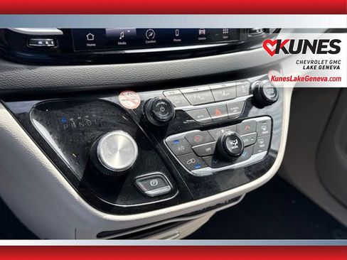 Used 2023 Chrysler Pacifica Touring-L FWD image 16