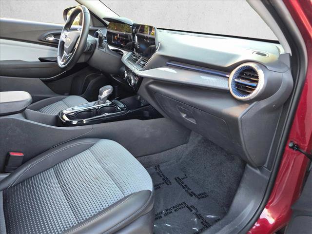 Used 2025 Chevrolet Trax LT w/ LT Convenience Package FWD image 26