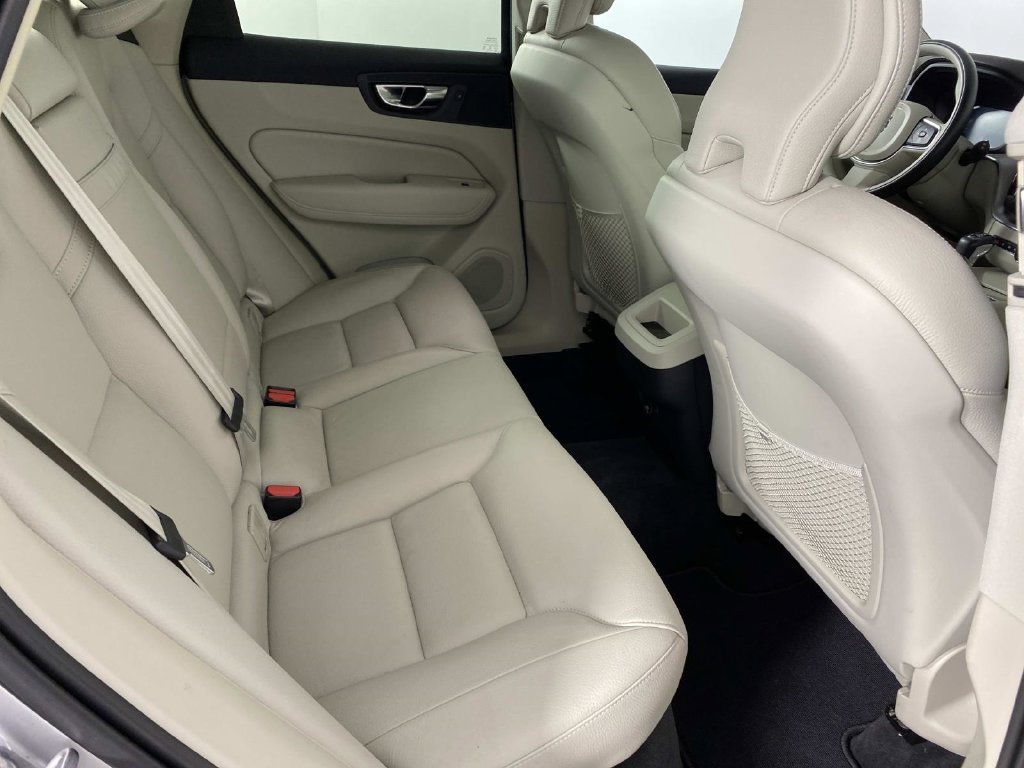 Used 2019 Volvo XC60 T5 Momentum w/ Premium Package FWD image 11