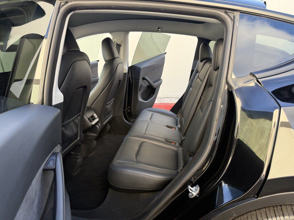 Used 2023 Tesla Model Y AWD image 15