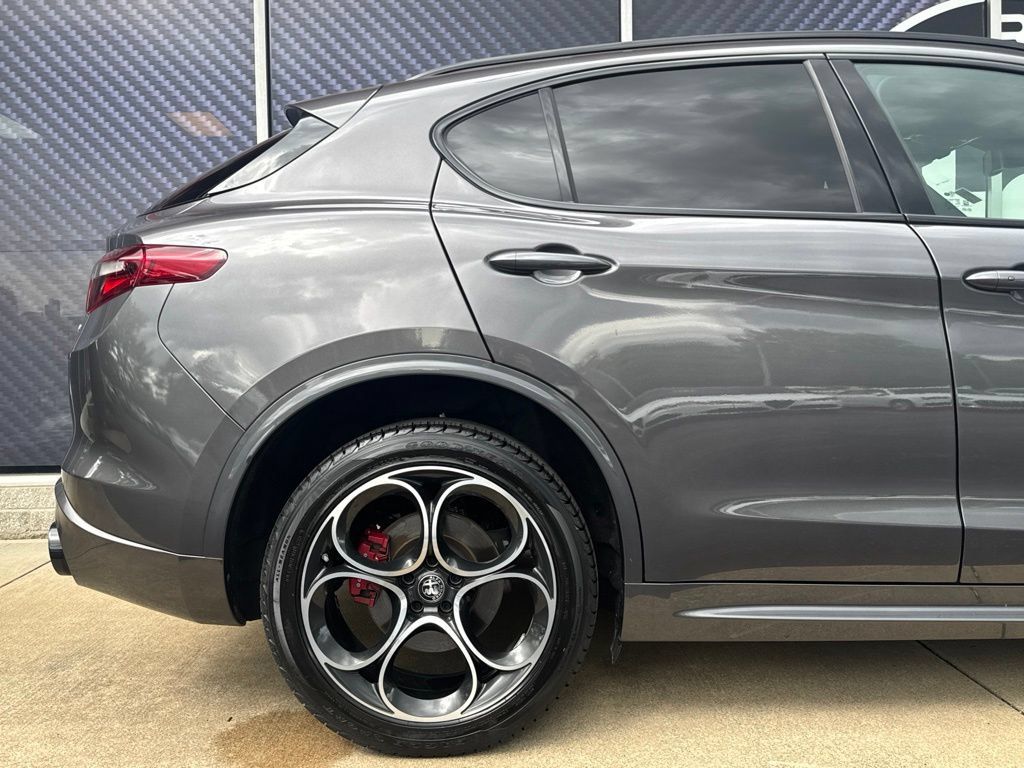 Used 2023 Alfa Romeo Stelvio Veloce AWD/4WD image 5