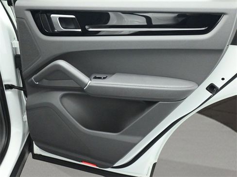 Used 2023 Porsche Cayenne Coupe image 16