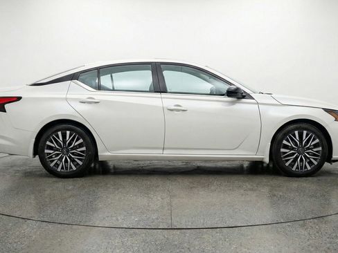 Used 2025 Nissan Altima 2.5 SV image 11