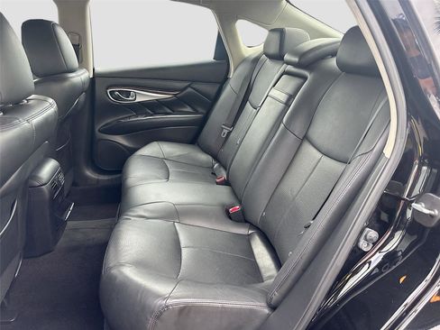 Used 2018 INFINITI Q70 Luxe image 27