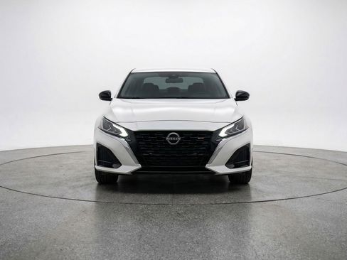 Used 2025 Nissan Altima 2.5 SV FWD image 2