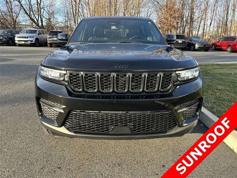 Certified 2022 Jeep Grand Cherokee Altitude image 3