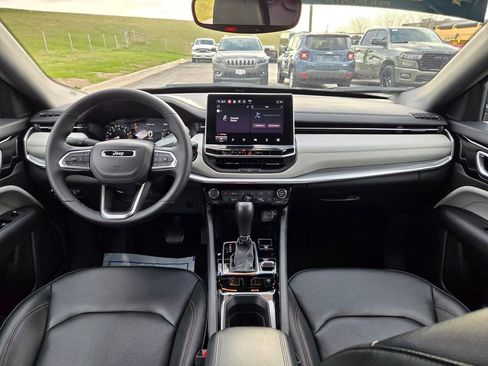 Used 2024 Jeep Compass Limited image 17