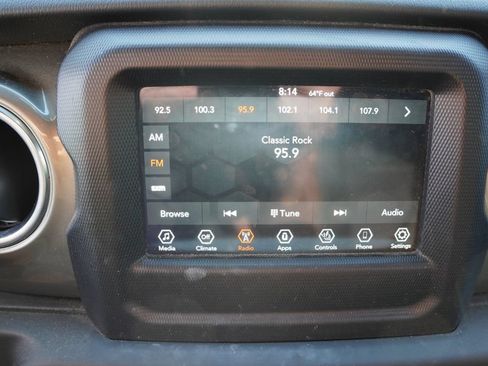 Used 2018 Jeep Wrangler Unlimited Sahara w/ Cold Weather Group AWD/4WD image 5