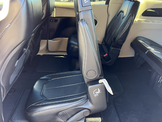 Used 2024 Chrysler Pacifica Touring-L FWD image 5