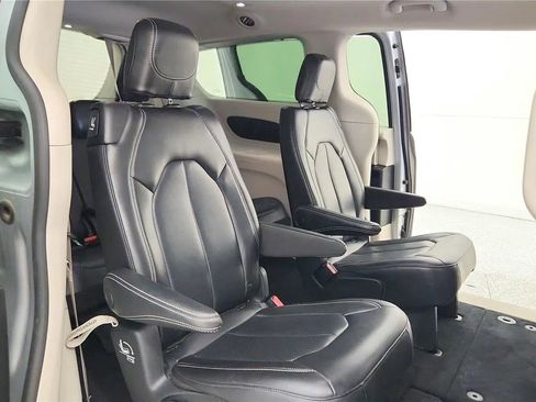 Used 2023 Chrysler Pacifica Touring-L FWD image 37