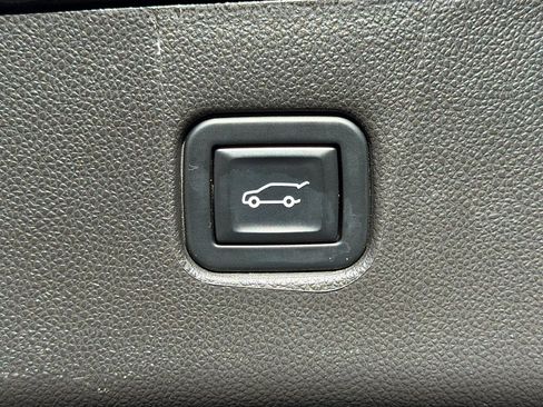 Used 2022 Chevrolet Blazer LT w/ Sound & Technology Package FWD image 12