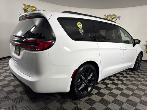 New 2026 Chrysler Pacifica Select image 10