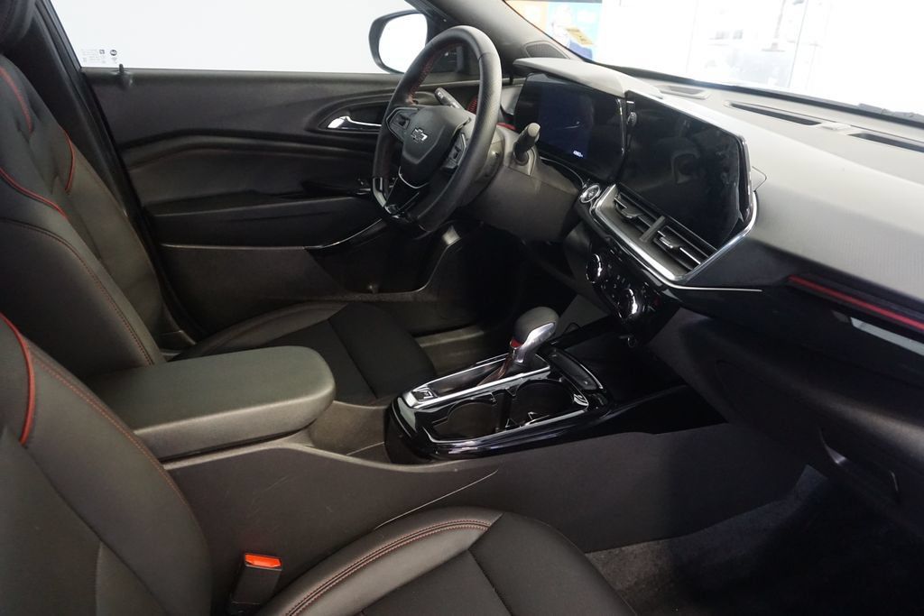 Used 2024 Chevrolet Trax RS w/ Sunroof Package FWD image 27