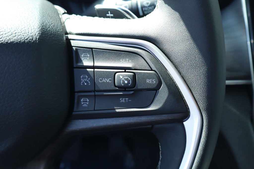 Used 2025 Jeep Grand Cherokee L Limited w/ Black Appearance Package AWD/4WD image 24