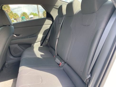 Certified 2022 Hyundai Elantra SE image 11