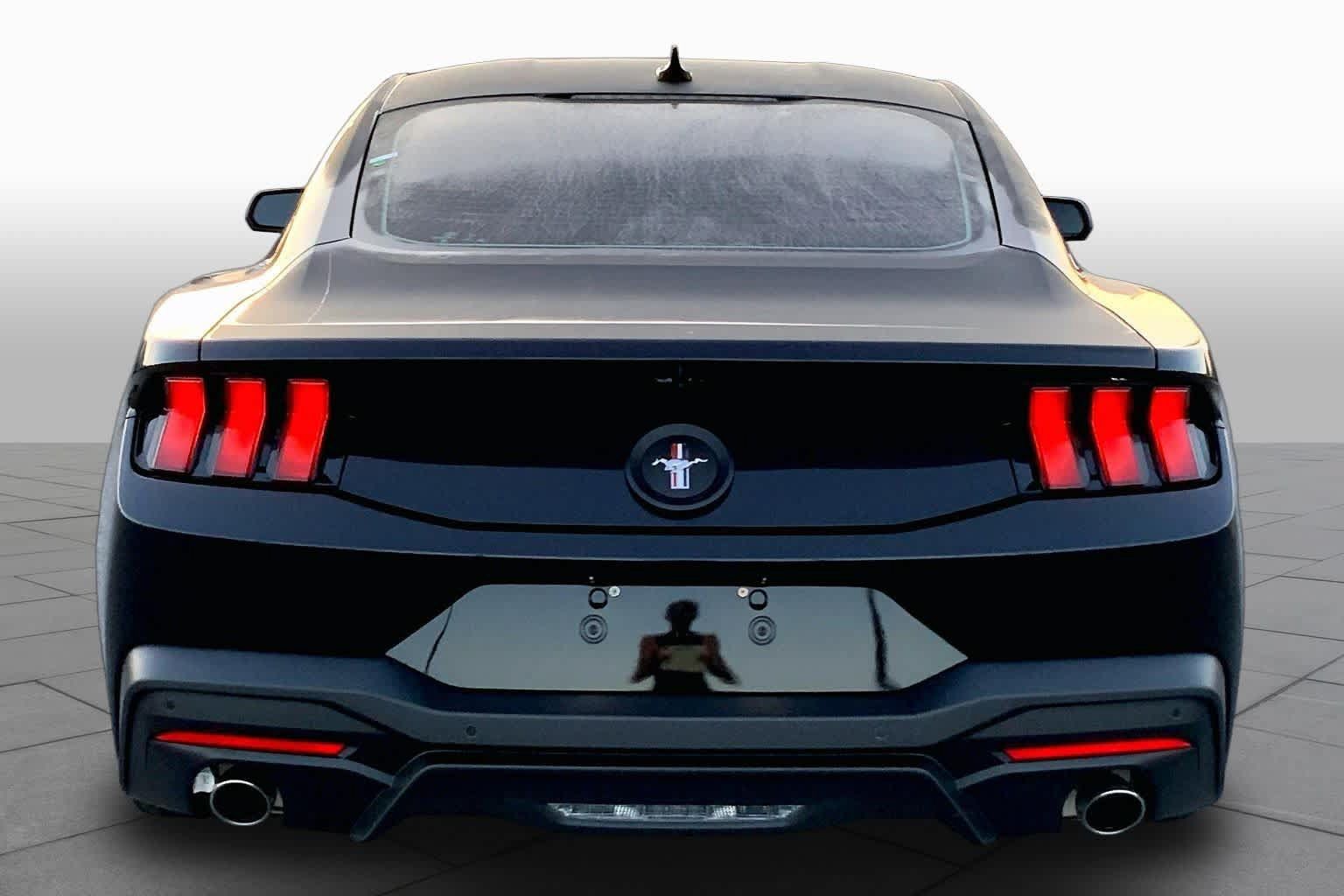 Used 2025 Ford Mustang Coupe RWD image 5