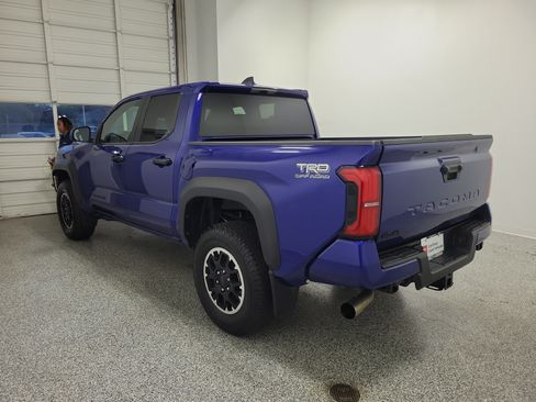 Certified 2024 Toyota Tacoma TRD Off-Road AWD/4WD image 5