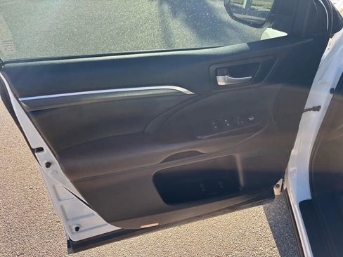 Used 2017 Toyota Highlander SE image 16