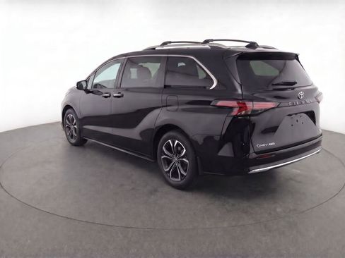 Used 2025 Toyota Sienna Platinum image 4