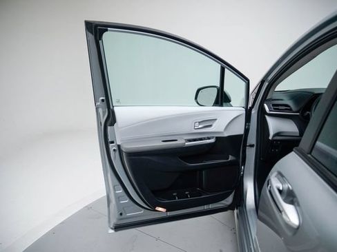 Used 2025 Toyota Sienna XLE FWD image 13