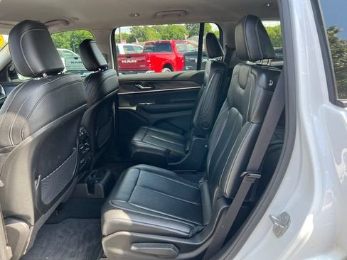 Used 2023 Jeep Grand Cherokee L Limited AWD/4WD image 5