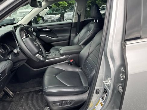 Used 2022 Toyota Highlander XLE AWD/4WD image 11
