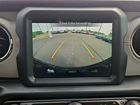 Used 2023 Jeep Wrangler Unlimited Sahara AWD/4WD image 18