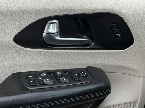 Used 2020 Chrysler Pacifica Limited image 25