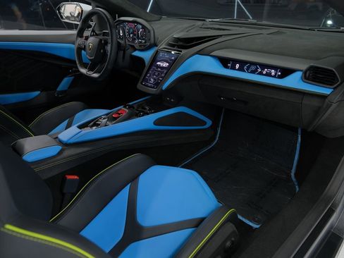 Used 2025 Lamborghini Revuelto image 40