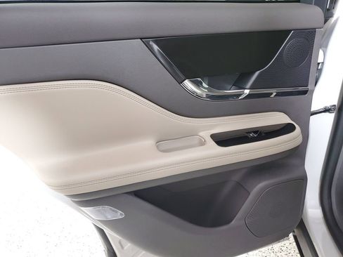 Certified 2024 Lincoln Corsair AWD image 9