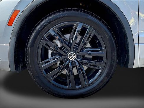 Used 2022 Volkswagen Tiguan SE R-Line FWD image 31