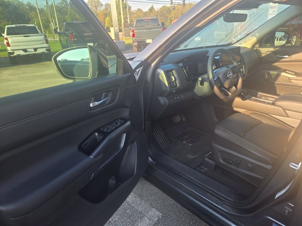 Used 2026 Nissan Pathfinder SL w/ SL Premium Package FWD image 6