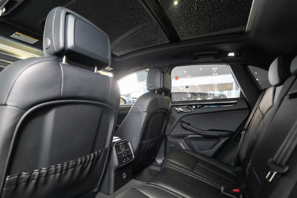 Certified 2025 Porsche Macan AWD/4WD image 16
