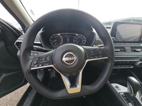 Used 2024 Nissan Altima 2.5 SV image 5