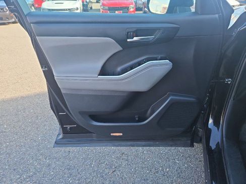 Used 2021 Toyota Highlander XLE image 9