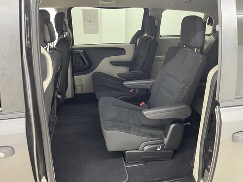 Used 2019 Dodge Grand Caravan SE w/ UConnect Hands-Free Group image 16