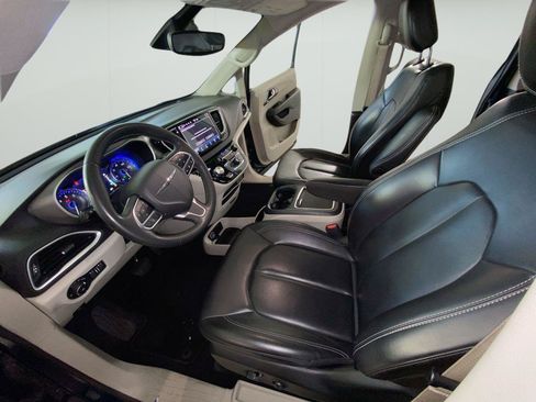 Used 2023 Chrysler Pacifica Touring-L FWD image 12