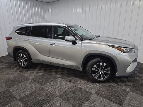 Used 2020 Toyota Highlander XLE AWD/4WD image 1