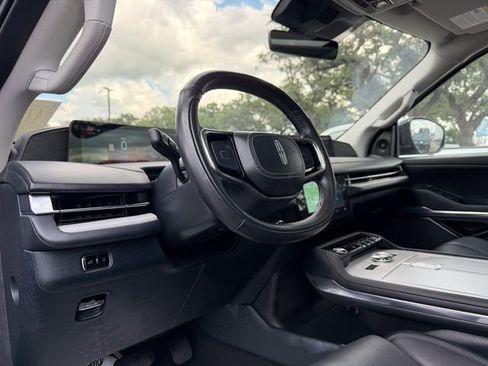 Used 2025 Lincoln Navigator L Reserve AWD/4WD image 10