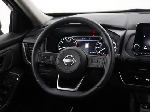 Used 2024 Nissan Rogue SV w/ SV Premium Package image 13