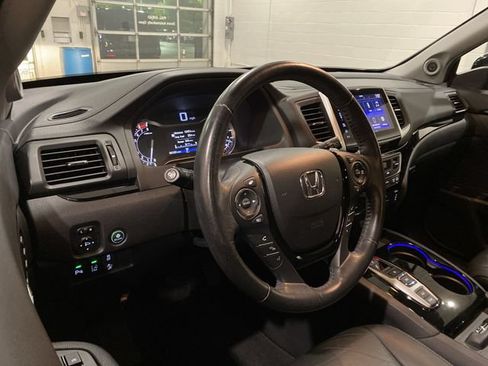 Used 2018 Honda Pilot Touring image 2