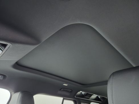 Used 2023 Land Rover Defender 110 SE image 13