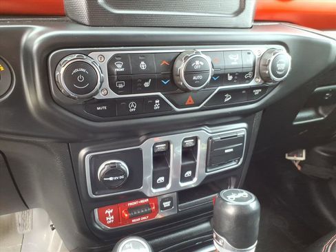 Used 2018 Jeep Wrangler Rubicon w/ Cold Weather Group image 22