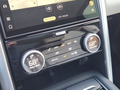 Certified 2025 Land Rover Discovery Dynamic SE image 21