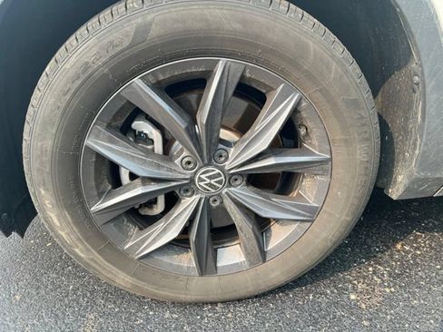 Used 2022 Volkswagen Tiguan SE AWD/4WD image 9