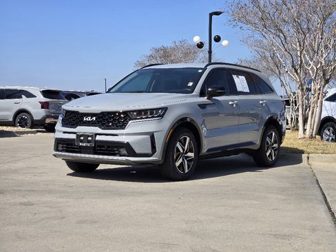 Certified 2023 Kia Sorento EX image 2