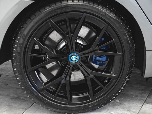 Used 2023 BMW 530e xDrive w/ Premium Package image 7