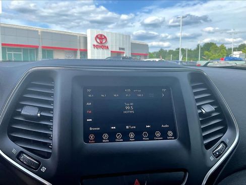 Used 2019 Jeep Cherokee Latitude Plus w/ Comfort/Convenience Group FWD image 33