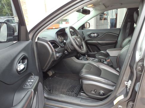Used 2022 Jeep Cherokee Trailhawk w/ Comfort/Convenience Group AWD/4WD image 9